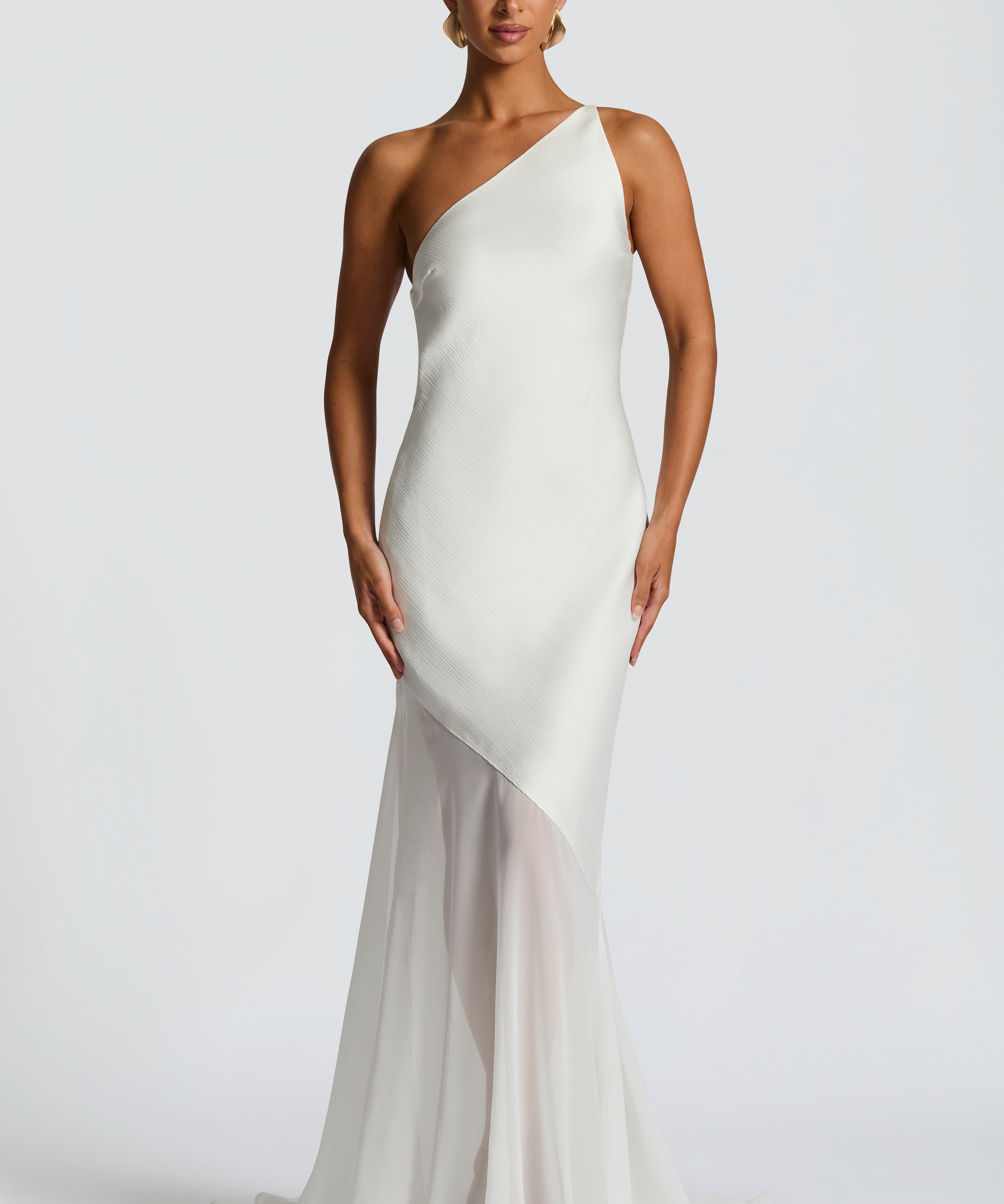 Solvéra – Asymmetric Elegance Gown